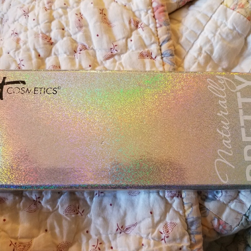 IT Cosmetics Naturally Pretty Celebration  Palette